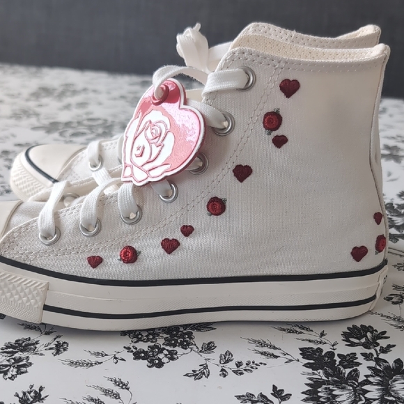 White High-Top Sneakers with Red Roses 🌹 - Picture 4 of 10